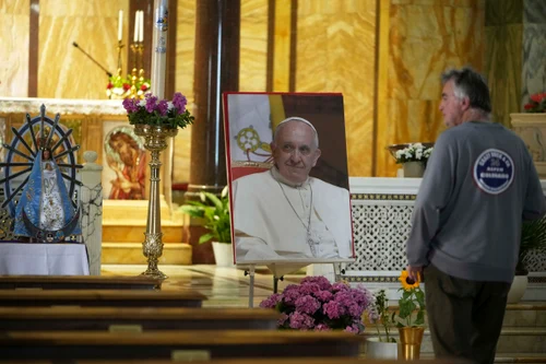 Credinciosii din intreaga lume aduc un ultim omagiu Papei Francisc Foto Profimedia 0990619661 (4) jpg