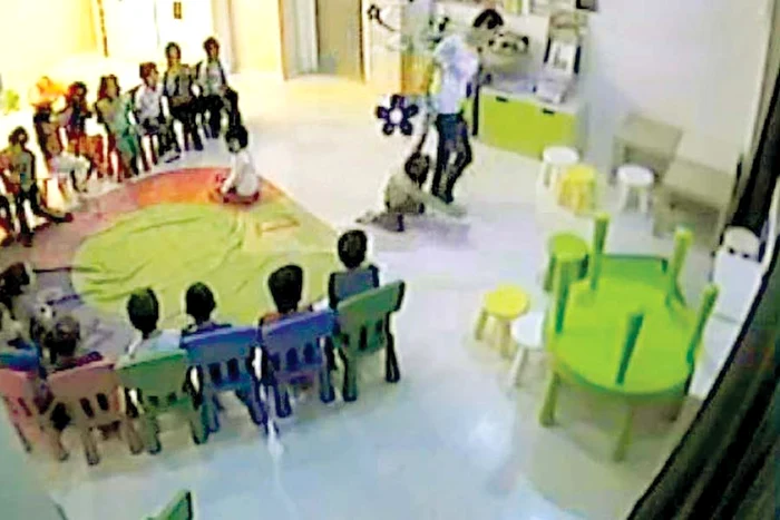 Târâţi pe holuri, bruscaţi  şi loviţi, copiii sunt  de-a dreptul înfricoşaţi (Capturi: reporterntv.ro)