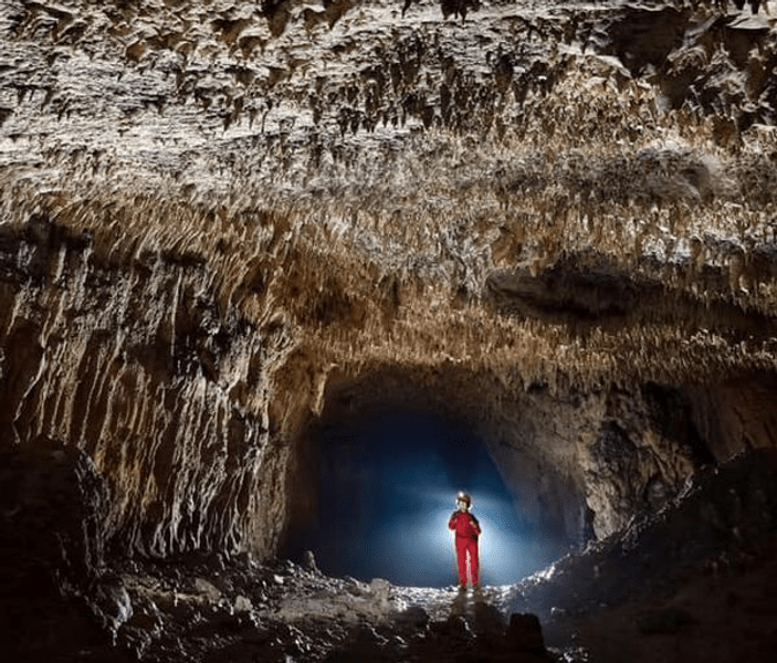 Peștera Topolnița, monument al naturii, cu formațiuni unice în lume. „Un portal impresionant”