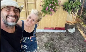 Dana Nălbaru și Dragoș Bucur s-au mutat definitiv la Moșteni-Greci foto: Facebook 