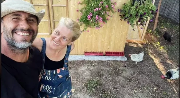 Dana Nălbaru și Dragoș Bucur au ales un trai liniștit în mijlocul naturii.
