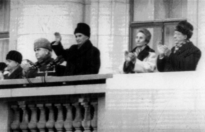 Ceaușescu la balconul Comitetului Central FOTO FOTO AFP