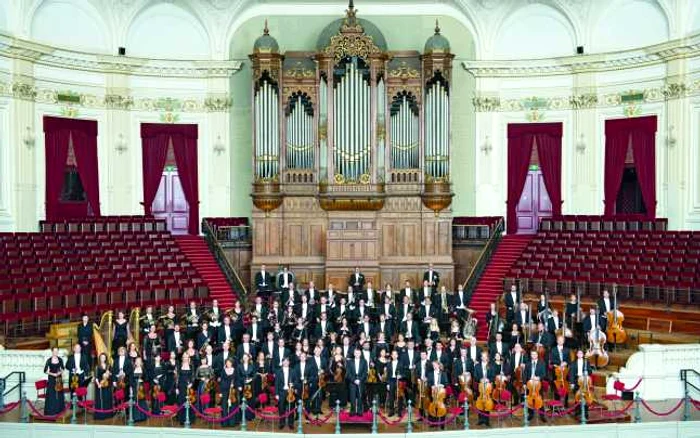 Dirijorul leton Mariss Jansons conduce Orchestra Regală Concertgebouw din septembrie 2004 FOTO: Arhiva Festivalului „George Enescu“
