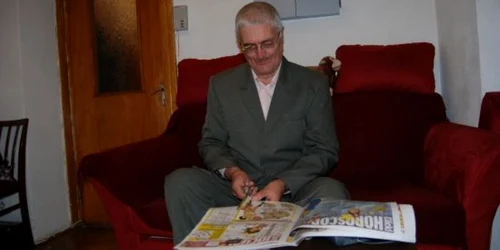 Florin Puşcaşu decupează toate taloanele din ziarul Click