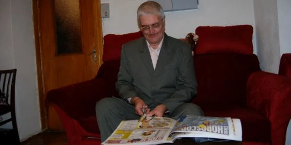 Florin Puşcaşu decupează toate taloanele din ziarul Click