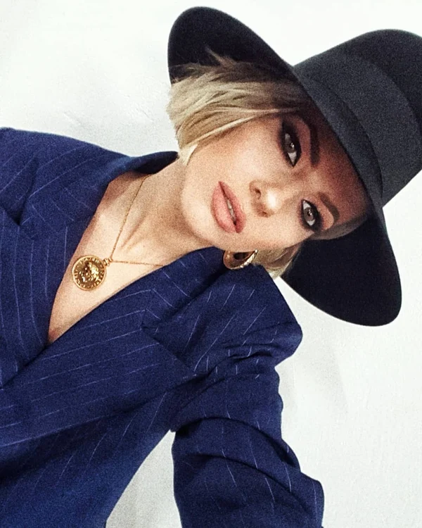 Iulia Albu consideră că Lidia Buble se inspiră un pic prea mult din ţinutele Deliei Matache 