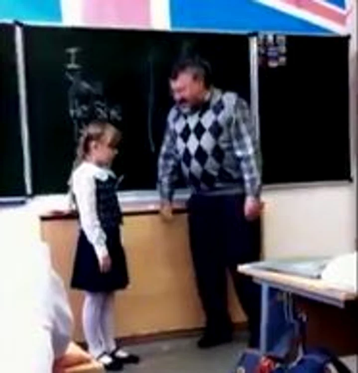 
    Tonul ridicat al profesorului o irita pe elevă, care decide să-i aplice o corecţie  