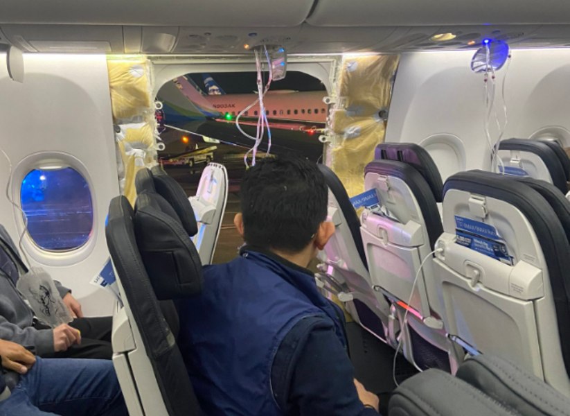 Pasagerul a cărui cămașă a fost smulsă în afara aeronavei în timpul depresurizării Boeingului 737 Max 9 demonstrează importanța centurii de siguranță