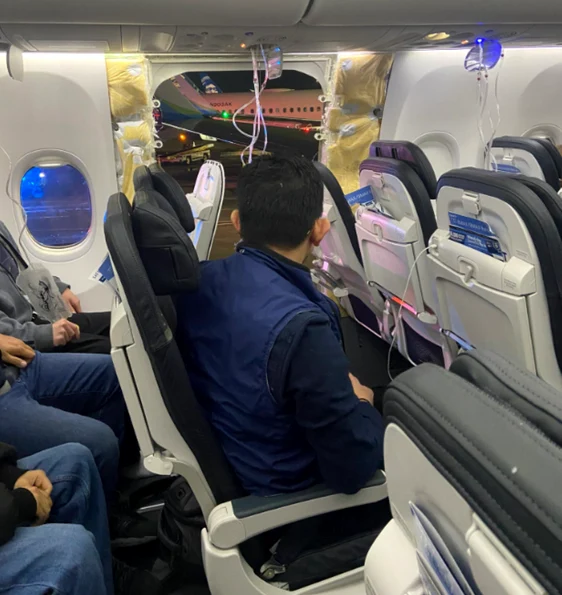Locul lăsat gol de bucata desprinsă din avi din timpul zborului Alaska Airlines, vedere din interior