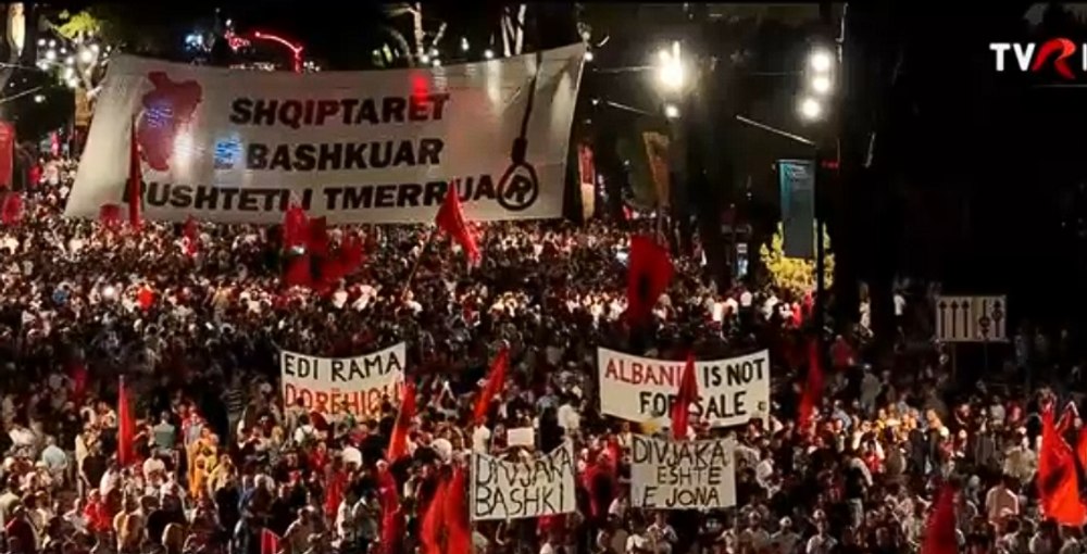 Albania fierbe: mii de oameni au cerut „revoluție” în a 105-a zi a protestului față de proiectul turistic de lux al lui Jared Kushner, ginerele lui Trump