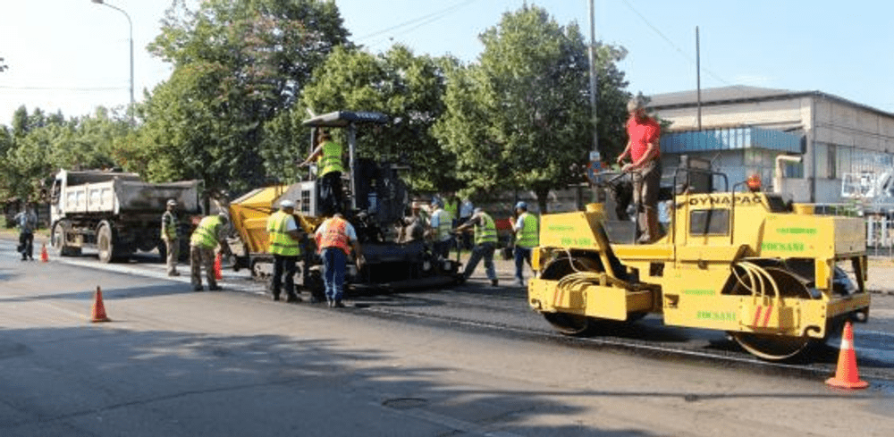 Asfalt pentru câteva ore. O firmă de construcții și-a luat asfaltul înapoi