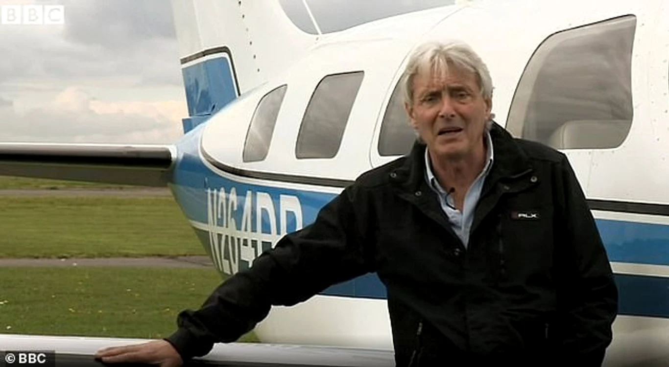 David Henderson, fotografiat lângă avionul care s-a prăbușit în Canalul Mânecii