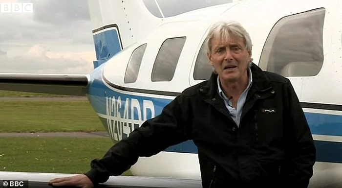 David Henderson, fotografiat lângă avionul care s-a prăbușit în Canalul Mânecii