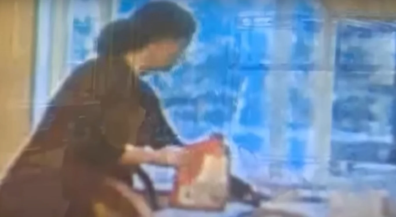 Momentul în care femeia toarnă otrava Captură video 