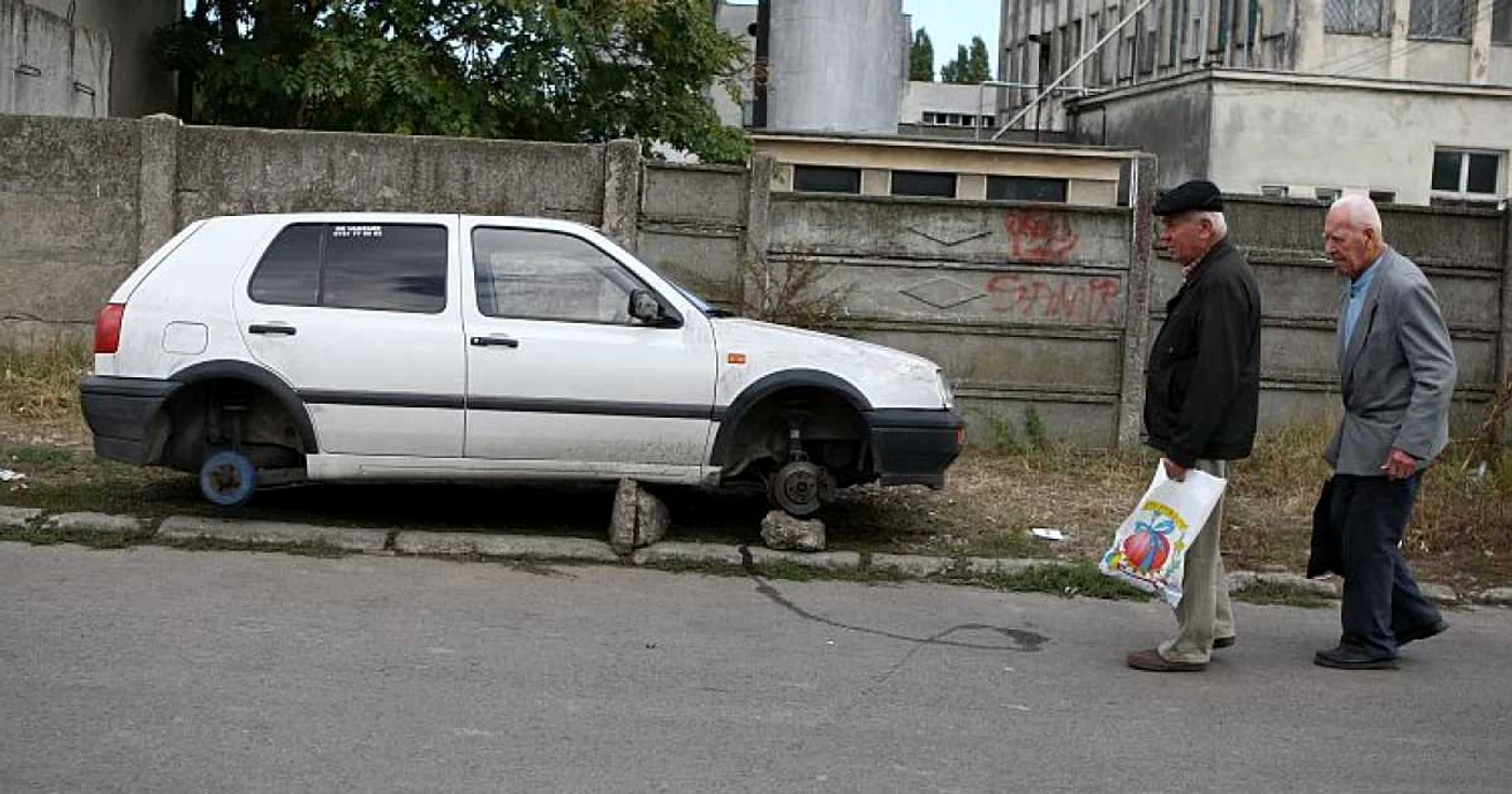 Hoţii au lăsat maşina fără roţi