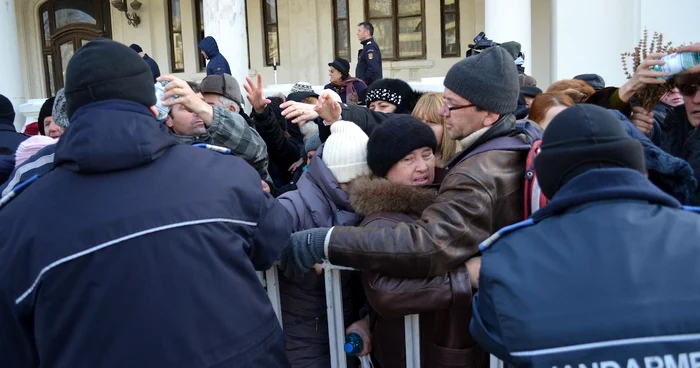 Îmbulzeala pentru sticlele de Aghiazma Mare. FOTO Adrian Boioglu