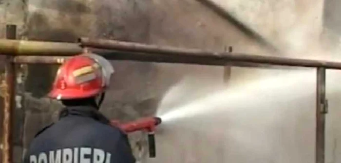 Pompierii au intervenit pentru stingerea incendiului 