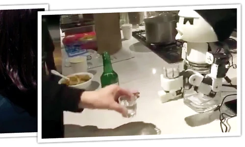 Robotul dă pe gât paharul numai după ce ciocneşte cu partenerul de băută jpeg