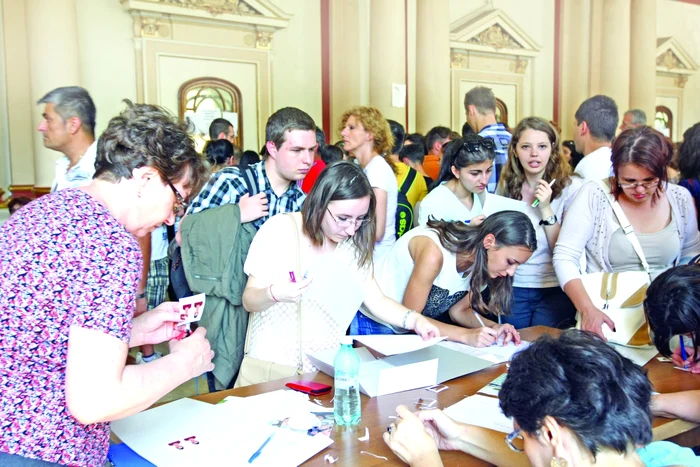 O creştere spectaculoasă a numărului de tineri înscrişi la admitere la licenţă s-a înregistrat la ASE     FOTO: Marian Iliescu