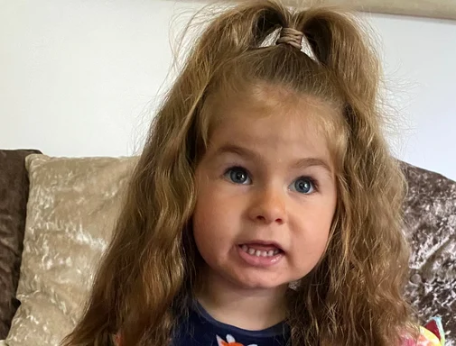 Dollie Canham, 2 ani, copilul cu cel mai bogat păr din Regatul Unit. Foto: Caters 