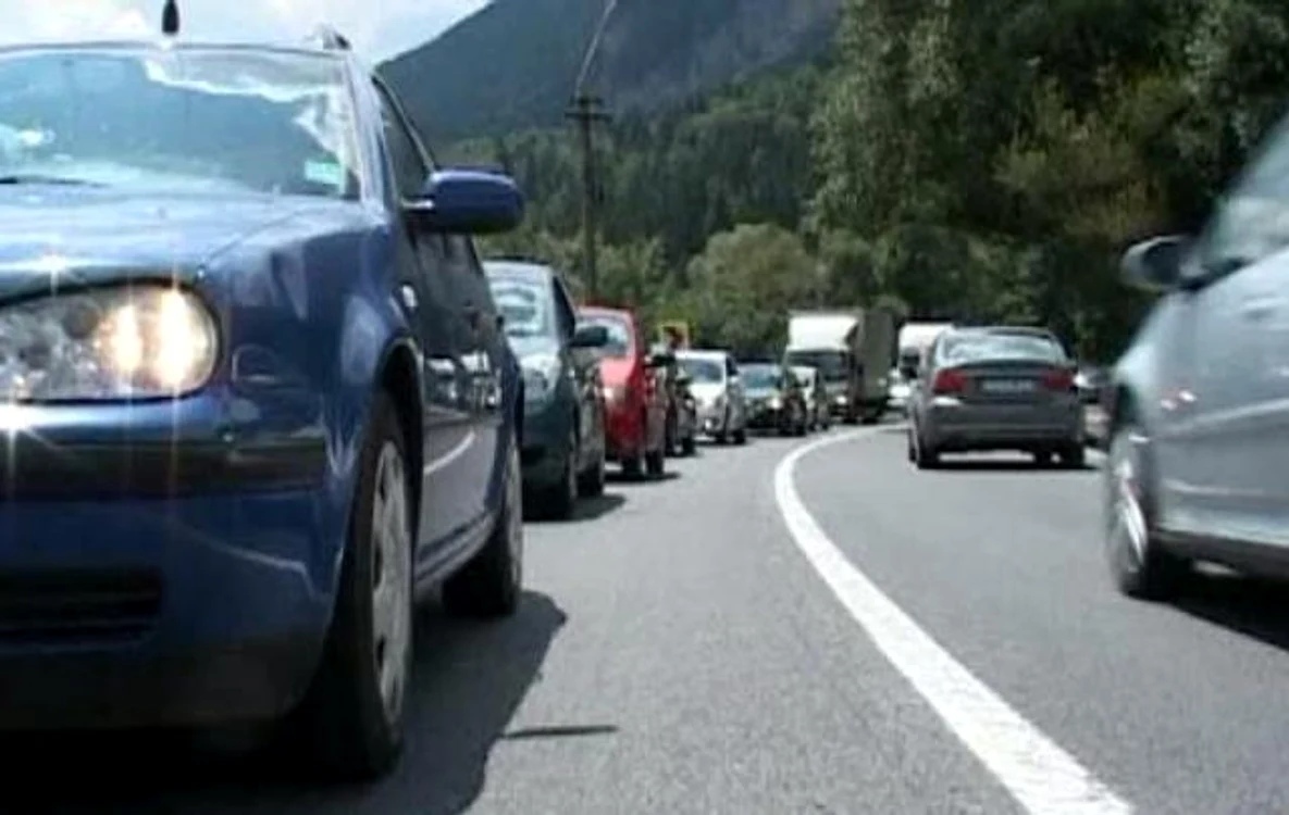 
    Pe DN 1 se circulă în coloană  