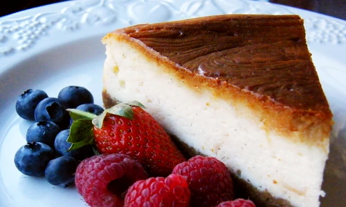 Tort de ciocolata cu fructe de padurea si mascarpone jpeg