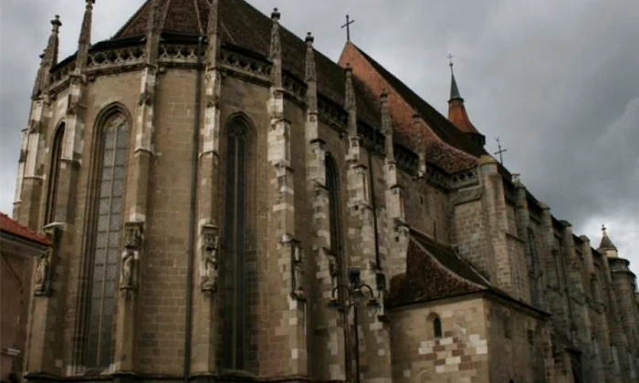 Arheologii au găsit la Biserica Neagră din Braşov peste 50 de morminte medievale jpeg