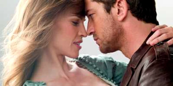 „P.S.,
I Love You“ este filmul
în care Holly (Hilary
Swank) redescoperă treptat
fericirea şi forţa de a merge mai departe, ghidată de scrisorile
lui Gerry (Gerard Butler)