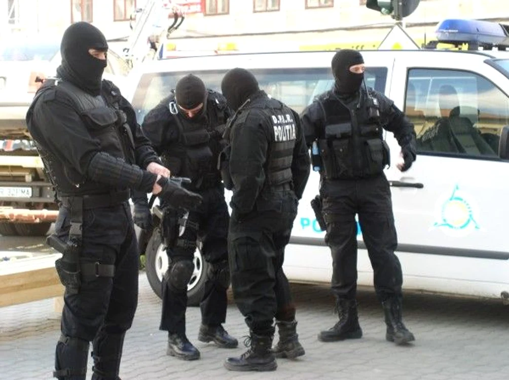 Mascații vor aduce aduce la audieri patru suspecți (foto:Arhivă)