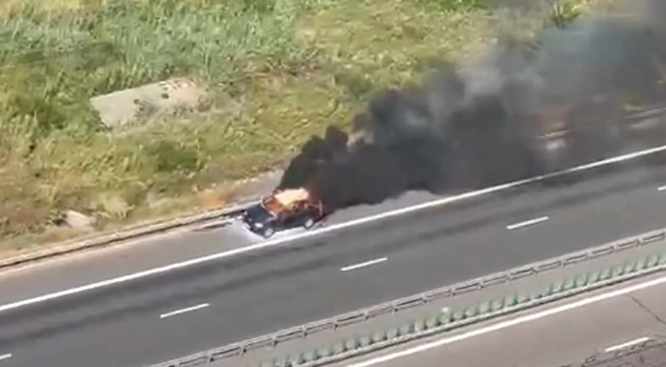
    Circulaţie îngreunată pe sensul către Bucureşti al A2, din cauza unui incendiu izbucnit la un autoturism aflat pe banda de urgenţăFoto: ISU Dobrogea  