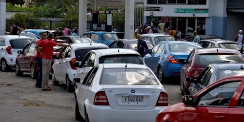 Coada benzinarie Cuba/criza combustibil FOTO AFP