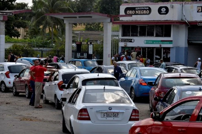 Coada benzinarie Cuba/criza combustibil FOTO AFP