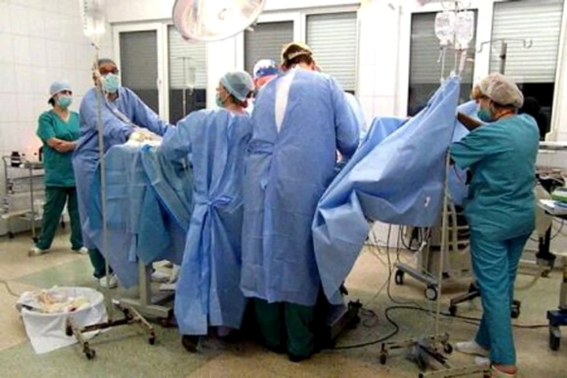 
    Bărbatul înjunghiat a fost operat de urgență  