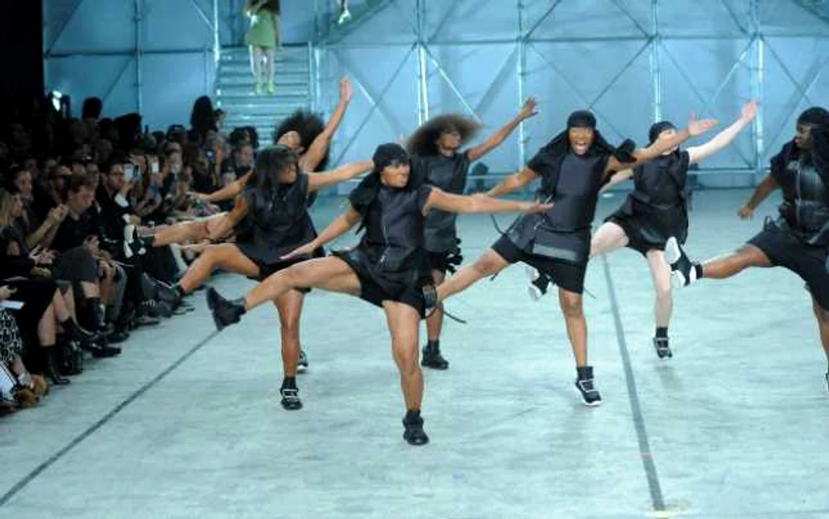 Dansul furios al modelelor de culoare pe podiumul Rick Owens FOTO Corbis