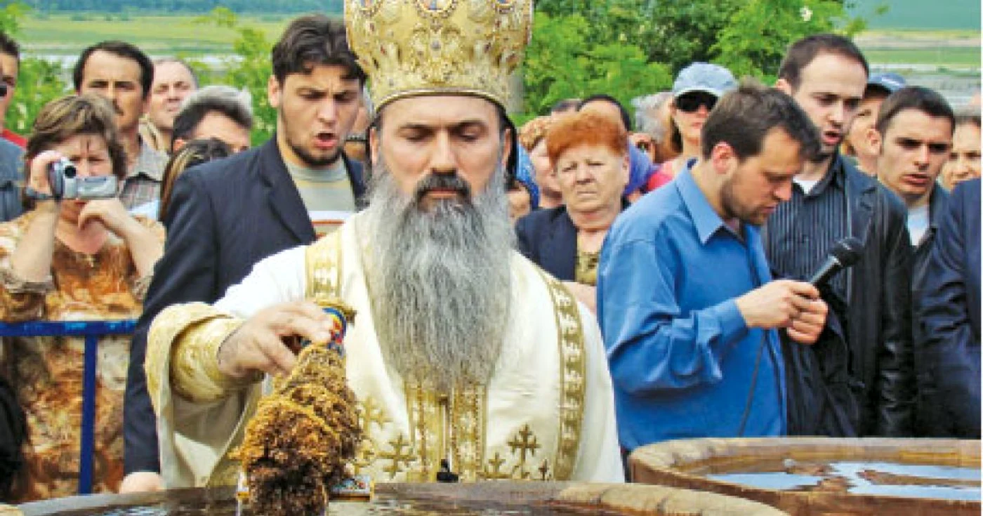 Înalt Prea Sfinţitul Teodosie, arhiepiscopul Tomisului, sfinţeşte apa de la Mănăstirea Dervent din judeţul Constanţa
