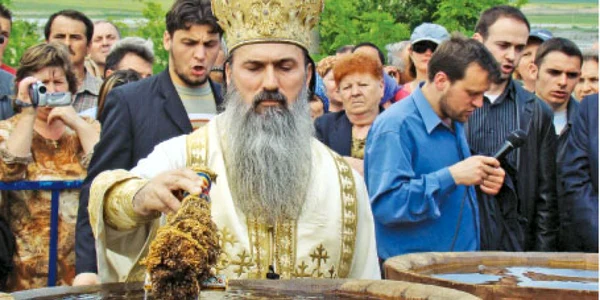 Înalt Prea Sfinţitul Teodosie, arhiepiscopul Tomisului, sfinţeşte apa de la Mănăstirea Dervent din judeţul Constanţa