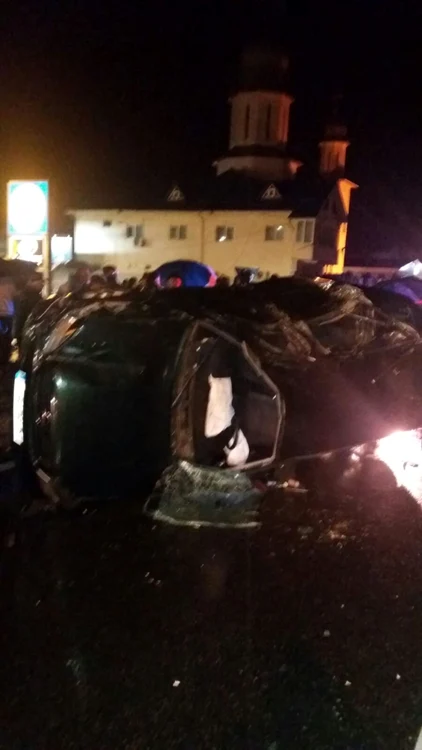 Maşina în care se afla victima s-a răsturnat în urma impactului