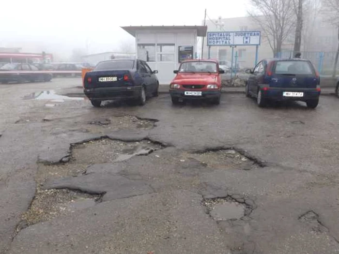 gropi parcare spital severin FOTO Corina Macavei