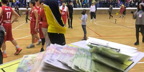 Banii strânşi la ultimul de la spectatori pentru baschetbaliştii de la Brăila FOTO Facebook Cuza Sport 