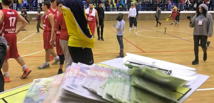 Banii strânşi la ultimul de la spectatori pentru baschetbaliştii de la Brăila FOTO Facebook Cuza Sport