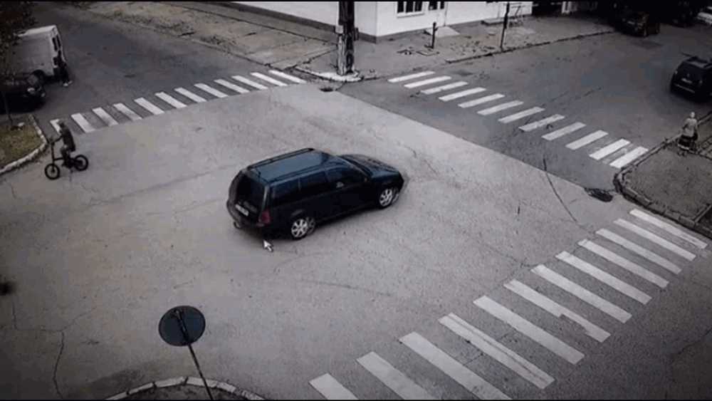 Momentul cumplit în care un copil de 10 ani, aflat pe o trotinetă electrică, este lovit de o maşină pe o stradă din Calafat