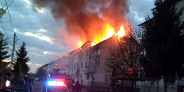 Incendiu violent la Bucecea FOTO www.stiribotosani.ro