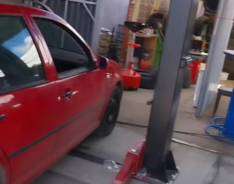 Scenă de tot râsul la Târgu-Jiu. Mașină blocată într-un service auto din cauza lucrărilor de reabilitare a trotuarului VIDEO 