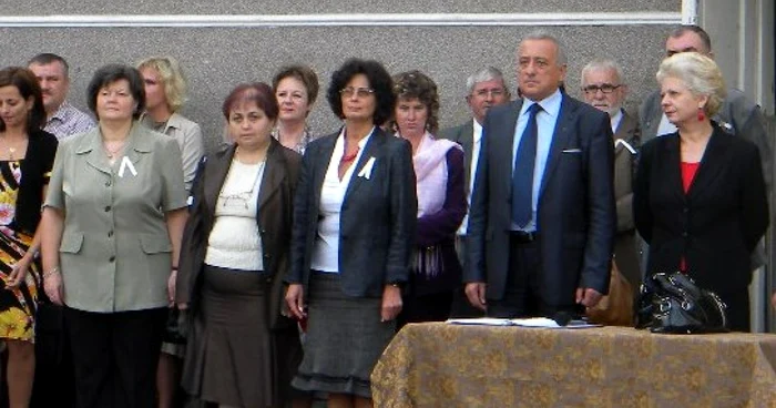 Bistriţa: Profesorii au purtat însemne de protest în prima zi de şcoală