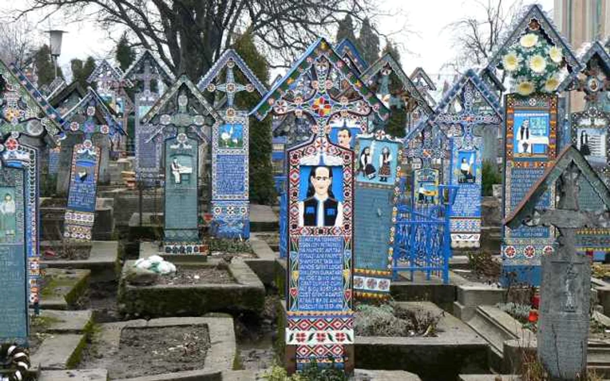 Cimitirul Vesel este una dintre atracţiile principale ale localităţii Săpânţa