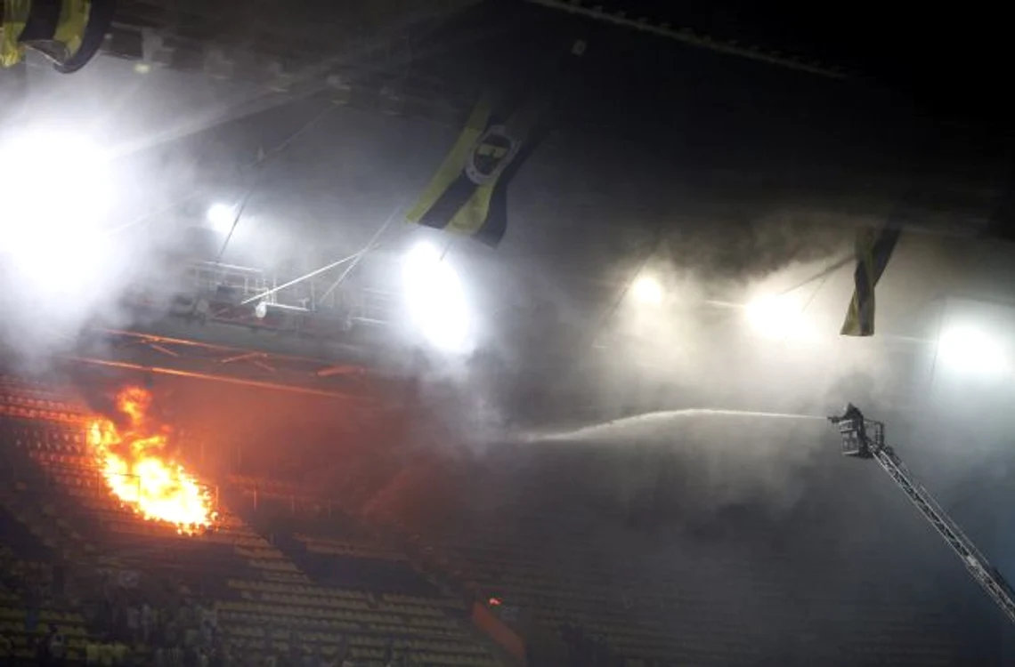 Stadionul lui Fener a fost aprins