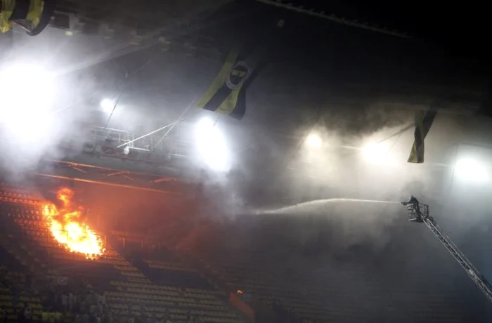 
    Stadionul lui Fener a fost aprins  