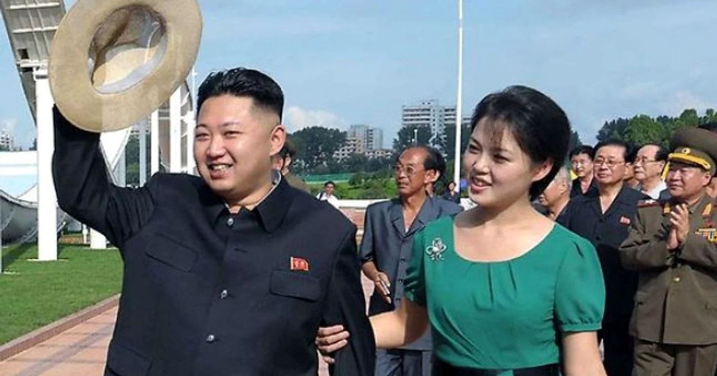 Fiul „conducătorului iubit”, Kim Jong un, alături de soţia lui, Ri Sol Ju, la inaugurarea unui parc de distracţii FOTO AFP