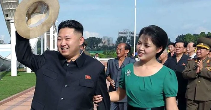 Fiul „conducătorului iubit”, Kim Jong un, alături de soţia lui, Ri Sol Ju, la inaugurarea unui parc de distracţii FOTO AFP