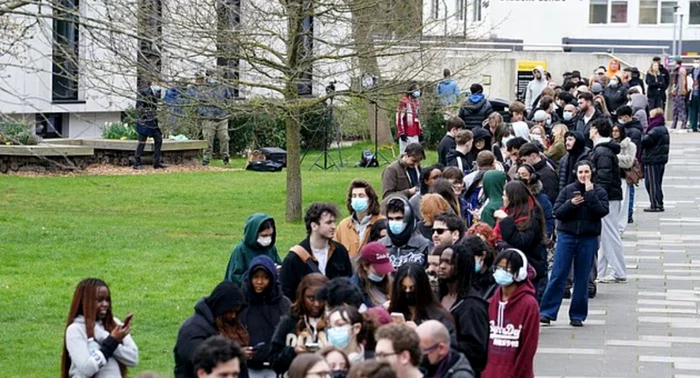 Tinerii stau la cozi la centrele de testare. Foto: Daily Mail